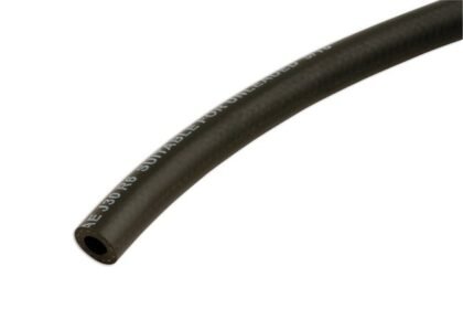 MANGUEIRA DE COMBUSTÍVEL COM DIÂMETRO INTERNO DE 5 MM, PRESSÃO DE 300 PSI E COMPRIMENTO DE 10 M.